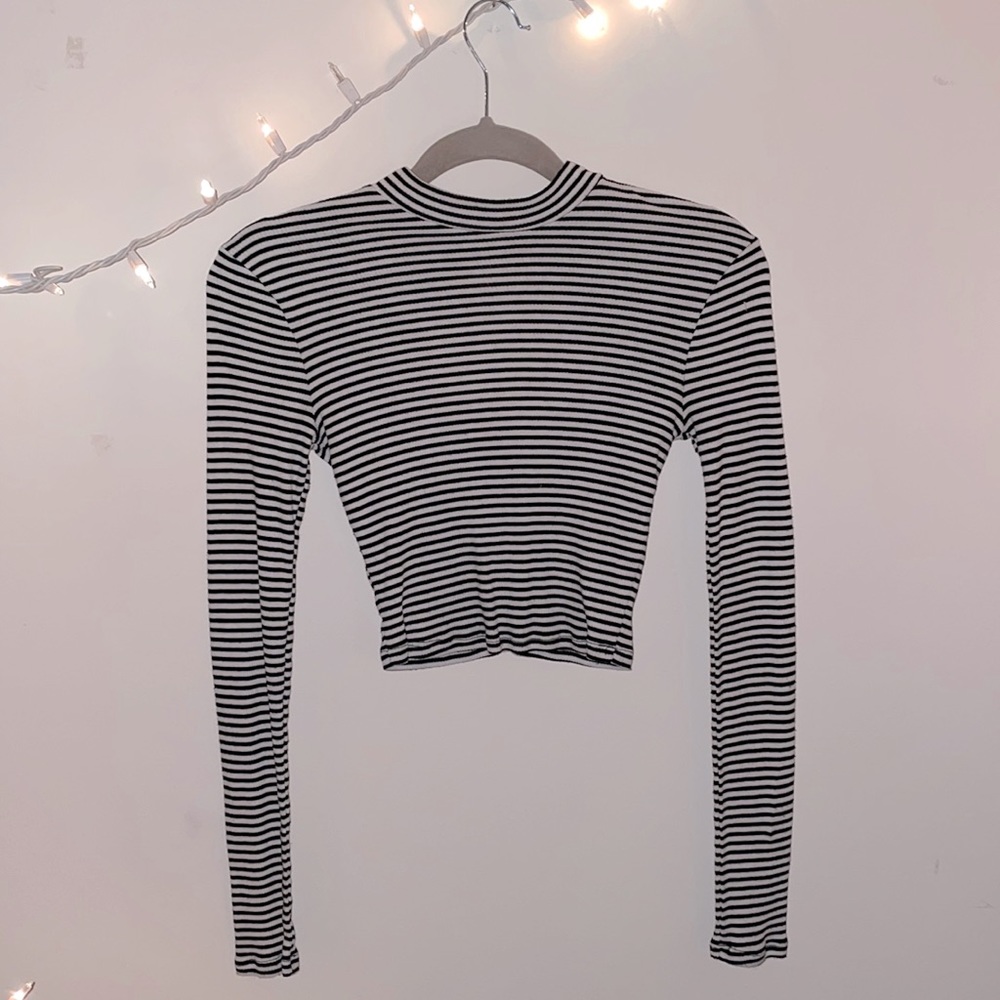 Black and white striped cropped high neck